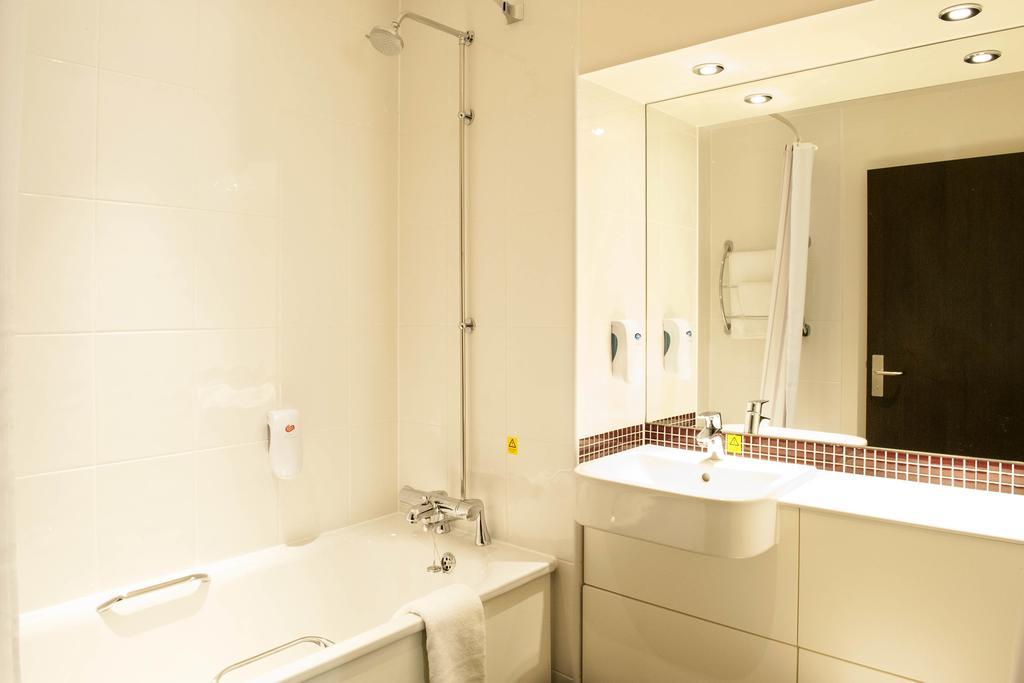 Premier Inn Chester Central - North מראה חיצוני תמונה
